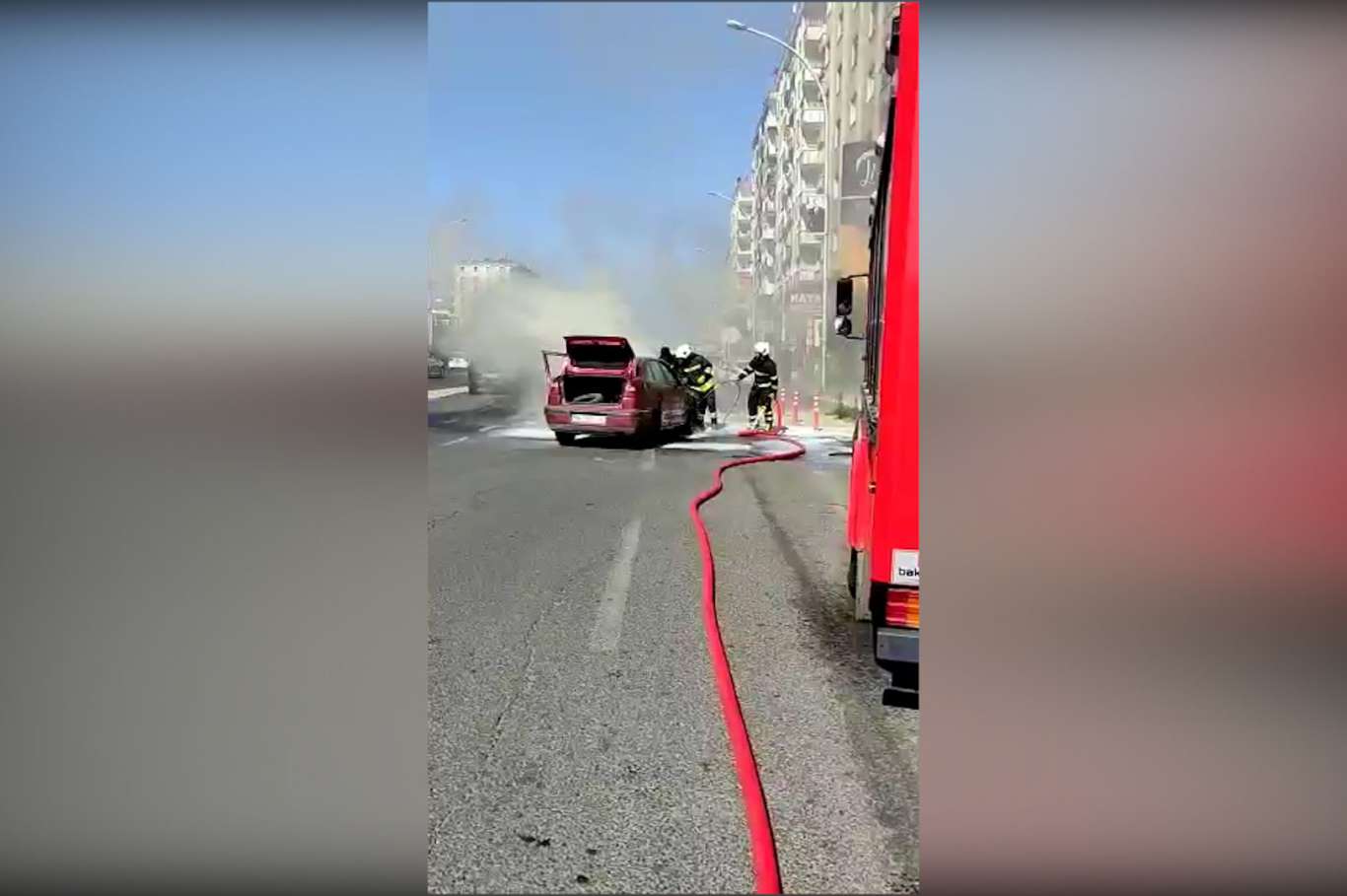 Seyir halindeki otomobil alev aldı